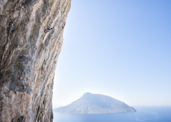 Griechenland, Kalymnos, Kletterer in Felswand über dem Meer - ALRF00919