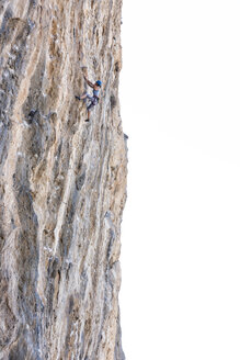 Griechenland, Kalymnos, Frau klettert in Felswand - ALRF00920