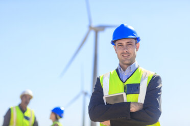 Porträt eines selbstbewussten Geschäftsmannes mit reflektierender Weste in einem Windpark - ZEF14956