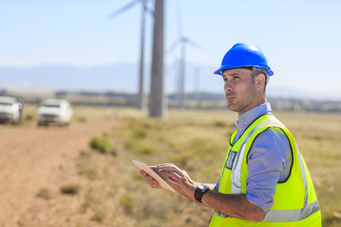 Ingenieur benutzt Tablet in einem Windpark, lizenzfreies Stockfoto