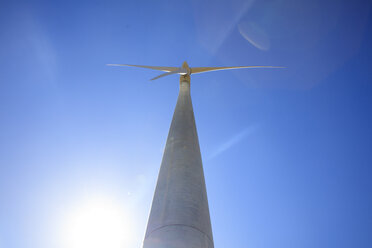 Niedriger Blickwinkel einer Windkraftanlage - ZEF14959