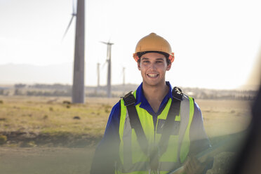 Porträt eines lächelnden Technikers in einem Windpark - ZEF14976