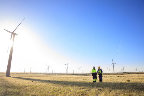 Zwei Ingenieure diskutieren über einen Windpark - ZEF14978