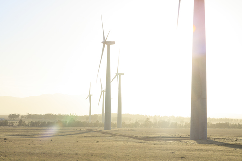 Windpark bei Sonnenuntergang, lizenzfreies Stockfoto