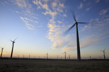 Windpark in der Abenddämmerung - ZEF14991