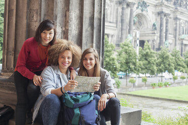 Porträt einer jungen Touristin mit Landkarte im Alten Museum vor dem Berliner Dom, Deutschland - FSIF01096