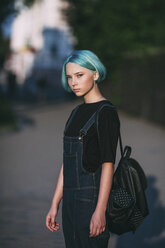 Porträt eines Teenagers, der einen Rucksack trägt und auf der Straße steht - FSIF01115