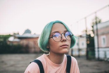 Porträt eines Teenagers mit grün gefärbtem Haar und Brille - FSIF01121