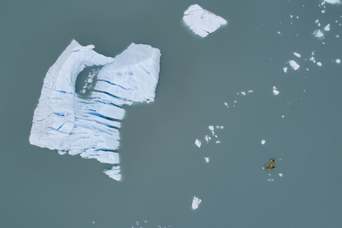 Luftaufnahme von Kanus und Eisberg in Lagune, Lake Palmer, Anchorage, Alaska, USA, lizenzfreies Stockfoto