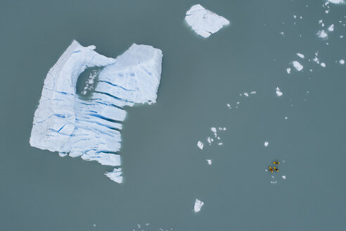 Luftaufnahme von Kanus und Eisberg in Lagune, Lake Palmer, Anchorage, Alaska, USA - FSIF01126