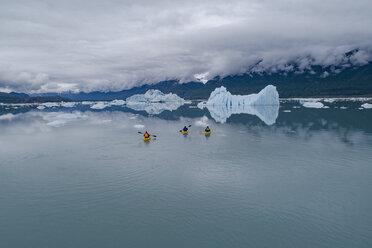 Kanufahrer in einer Gletscherlagune vor bewölktem Himmel, Knik Glacier, Palmer, Alaska, USA - FSIF01127