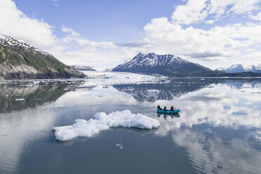 Menschen beim Rafting in einer Gletscherlagune gegen den Himmel, Lake George, Palmer, Alaska, USA - FSIF01129