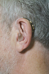 Ausgeschnittenes Bild eines Mannes mit Hörgerät - FSIF01137