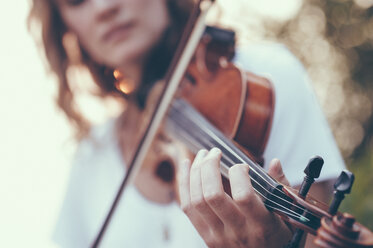 Mittelteil einer jungen Frau, die Geige spielt - FSIF01151