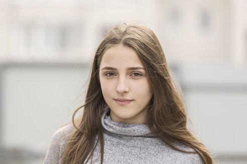 Porträt eines Teenagers mit langen braunen Haaren - FSIF01207
