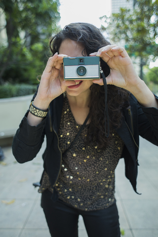 Frau fotografiert durch eine alte Kamera, lizenzfreies Stockfoto