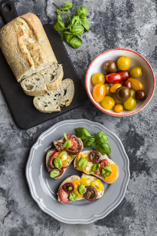 Bruschetta, Ciabatta mit bunten Tomaten und Basilikum, lizenzfreies Stockfoto
