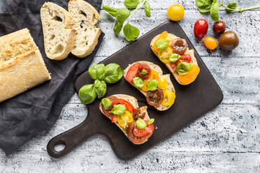 Bruschetta, Ciabatta mit bunten Tomaten und Basilikum - SARF03567