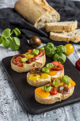 Bruschetta, Ciabatta mit bunten Tomaten und Basilikum - SARF03568