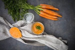 Glas Süßkartoffel-Karotten-Suppe garniert mit Schnittlauch - LVF06696