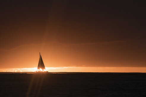 Silhouette einer Jacht im Meer gegen den Himmel bei Sonnenuntergang - FSIF01301