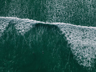 Luftaufnahme von Menschen beim Surfen im Meer, False Bay, Kapstadt, Südafrika - FSIF01311