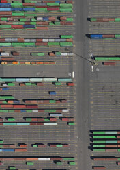 Luftaufnahme von mehrfarbigen Frachtcontainern an einem kommerziellen Dock - FSIF01316