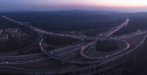 Luftaufnahme von sich kreuzenden Autobahnen inmitten der Landschaft bei Sonnenuntergang, Stuttgart, Deutschland - FSIF01325