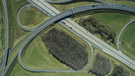 Luftaufnahme von Autobahnen im Feld an einem sonnigen Tag, Berlin, Brandenburg, Deutschland - FSIF01355