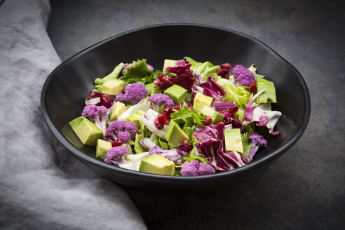 Gemischter Salat, violetter Blumenkohl, Avocado und Granatapfelkerne - LVF06699