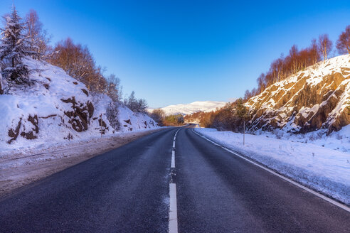 Vereinigtes Königreich, Schottland, Highlands, Straße A9, leere Straße im Winter - SMAF00926