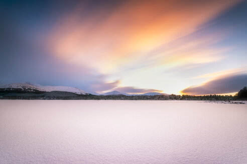 Vereinigtes Königreich, Schottland, Highlands, Cairngorms National Park, Loch Morlich, schneebedeckt, Sonnenuntergang - SMAF00931