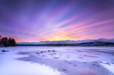 Vereinigtes Königreich, Schottland, Highlands, Cairngorms National Park, Loch Morlich, Sonnenaufgang - SMAF00932