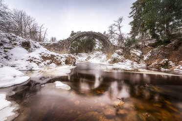 Vereinigtes Königreich, Schottland, Highlands, Carrbridge, Old Pack Horse Bridge, Fluss Dulnain im Winter - SMAF00933