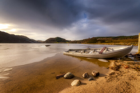 Vereinigtes Königreich, Schottland, Highlands, Loch Ruthven, eisbedeckt, Fischerboot - SMAF00939