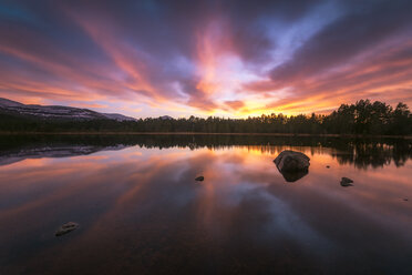 Vereinigtes Königreich, Schottland, Highlands, Cairngorms National Park, Loch Morlich, Sonnenuntergang - SMAF00943