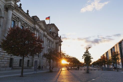 Deutschland, Berlin, Regierungsviertel, Reichstagsgebäude mit deutschen Fahnen und Paul-Loebe-Gebäude bei Sonnenuntergang - GWF05432