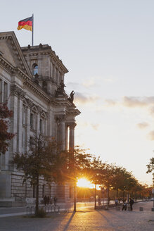 Deutschland, Berlin, Regierungsviertel, Reichstagsgebäude mit deutscher Flagge im Herbst bei Sonnenuntergang - GWF05433