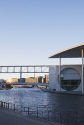 Deutschland, Berlin, Regierungsviertel, Marie-Elisabeth-Lüders-Gebäude an der Spree, Sonnenuntergang - GWF05434