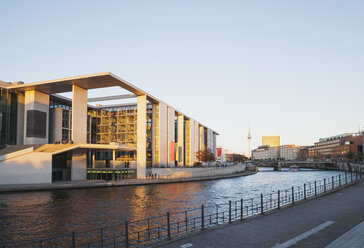 Deutschland, Berlin, Regierungsviertel, Marie-Elisabeth-Lüders-Gebäude an der Spree, Berliner Fernsehturm im Hintergrund - GWF05436