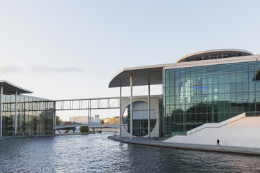 Deutschland, Berlin, Regierungsviertel, Paul-Loebe-Gebäude und Marie-Elisabeth-Lüders-Gebäude an der Spree am Abend - GWF05437