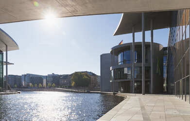 Germany, Berlin, Regierungsviertel, Paul-Loebe-Building and Marie-Elisabeth-Lueders-Building at Spree river - GWF05439