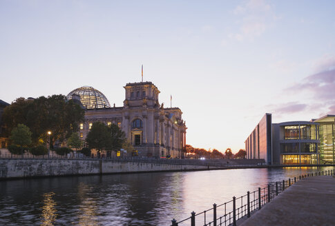 Deutschland, Berlin, Regierungsviertel, Reichstagsgebäude und Paul-Loebe-Gebäude an der Spree - GWF05441