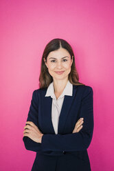 Porträt einer selbstbewussten Geschäftsfrau vor einer rosa Wand - MOEF00850
