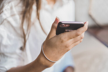 Nahaufnahme einer Frau mit Mobiltelefon - AFVF00001