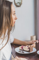 Frau isst Kuchen in einem Cafe - AFVF00002