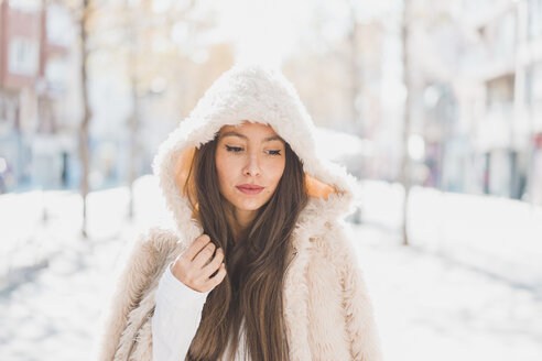 Porträt einer jungen Frau mit Kapuzenpelzjacke - AFVF00016