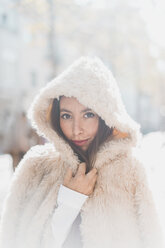 Porträt einer jungen Frau mit Kapuzenpelzjacke - AFVF00018