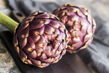 Purple artichokes, close-up - SARF03574