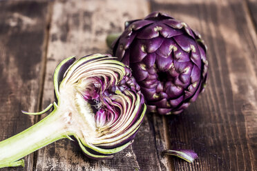 Sliced and whole purple artichoke - SARF03575